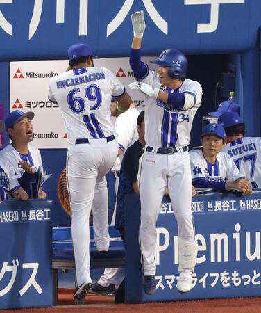 ２回、先制ソロを放ち、エンカーナシオン（左）とタッチを交わす宮下（撮影・西岡正）