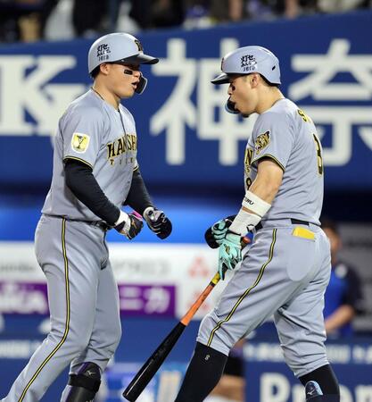 ４回、同点ソロを放った森下（左）は佐藤輝に迎えられる（撮影・山口登）