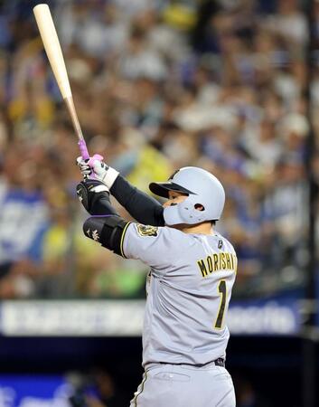 ４回、左越えに同点ソロを放つ森下（撮影・山口登）