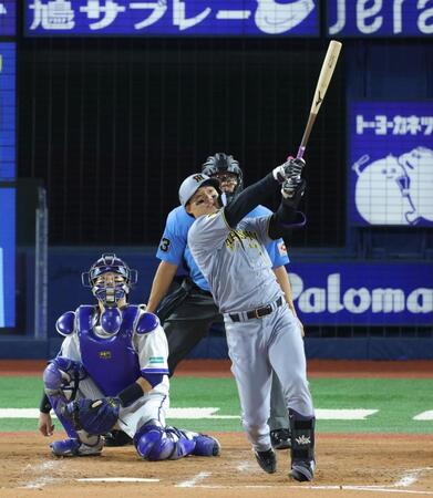 ４回、左越えソロを放つ森下（撮影・西岡正）