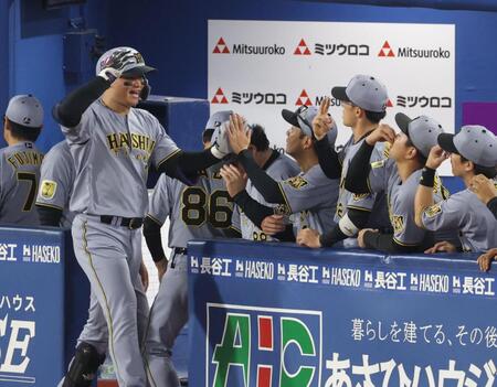 ４回、左越えソロを放ち、ナインとタッチを交わす森下（撮影・西岡正）