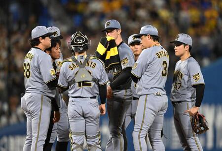 ３回途中、マウンドに集まった時に汗を拭うルーカス（中央）＝撮影・堀内翔