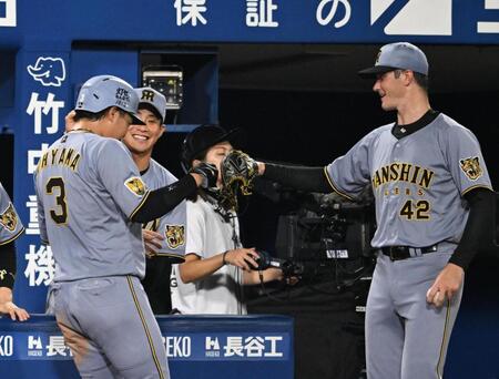 ４回、生還した大山（左）を迎えるルーカス（撮影・堀内翔）