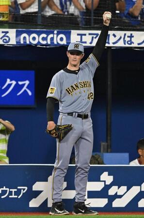４回、前川が勝ち越しの適時打を放ち喜ぶルーカス（撮影・堀内翔）