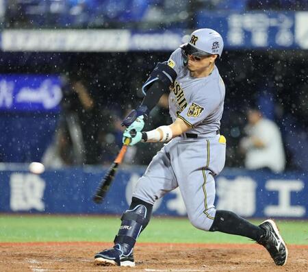 ８回、右越えに３０号ソロを放つ佐藤輝（撮影・山口登）