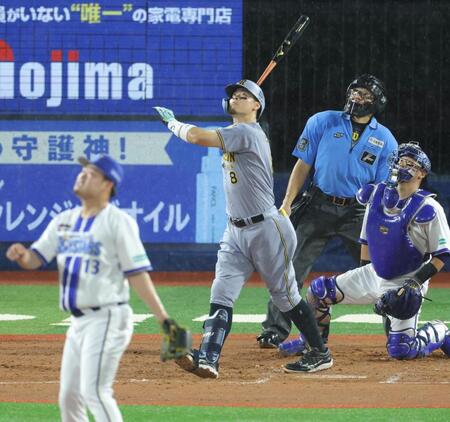 ８回、右越えソロを放つ佐藤輝（撮影・西岡正）