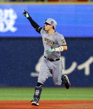 ８回、３０号ソロを放ちベースを回る佐藤輝（撮影・山口登）