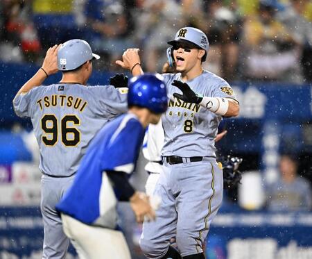 ８回、ソロを放ち生還する佐藤輝（撮影・堀内翔）