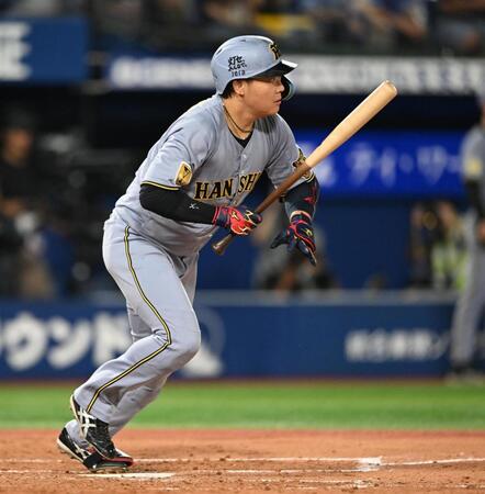 ４回、大山が右中間に二塁打を放つ（撮影・堀内翔）