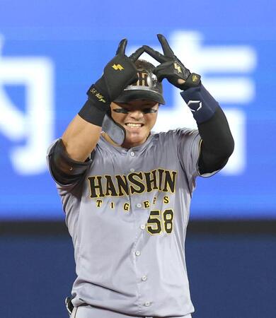 ４回、勝ち越し適時打を放ちベンチにポーズを送る前川（撮影・山口登）