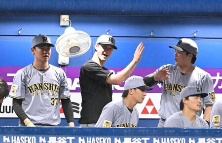 ９回、来日初勝利を挙げてベンチで喜ぶルーカス（撮影・堀内翔）