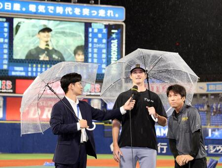 傘を差しヒーローインタビューを受けるルーカス（撮影・山口登）