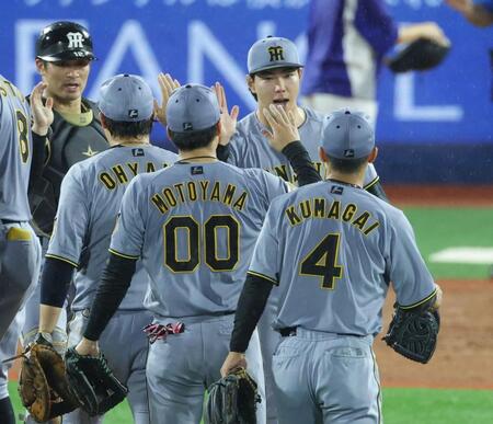 ＤｅＮＡに勝利し、ナインとタッチを交わす工藤（撮影・西岡正）