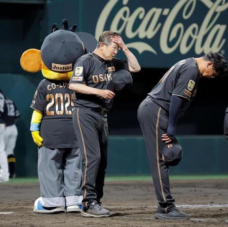 ソフトバンクに大敗し、スタンドに一礼する平田２軍監督（左）＝撮影・西田忠信