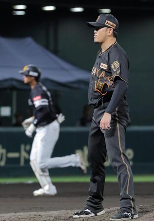 ６回、笹川（左）に満塁本塁打を浴びた岩貞（撮影・西田忠信）