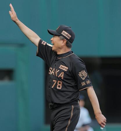 スタンドに手を振る平田２軍監督（撮影・西田忠信）