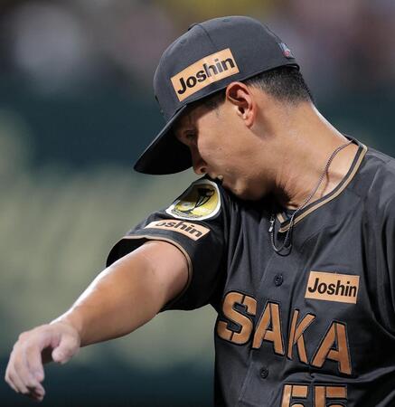 ５回に追加点を許し汗をぬぐう能登（撮影・西田忠信）