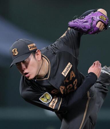 ７回から登板する小川（撮影・西田忠信）
