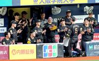 　近本（５）を祝福する阪神ナイン