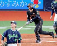 　５回、右前打を放つ森下