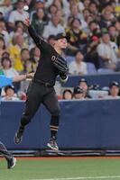 ２回、増田の三ゴロで好守備を見せる佐藤輝（撮影・西田忠信）＝２０日