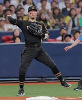 ４回、松本直の三ゴロで好守備を見せる佐藤輝（撮影・西田忠信）