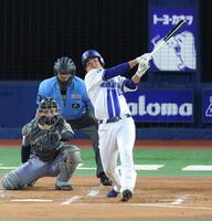 ２回、右中間に先制ソロを放つ宮下（撮影・西岡正）