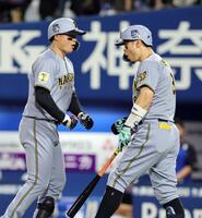 ４回、同点ソロを放った森下（左）は佐藤輝に迎えられる（撮影・山口登）