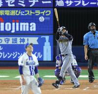 ４回、左越えソロを放つ森下（撮影・西岡正）