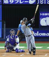 ４回、左越えソロを放つ森下（撮影・西岡正）