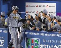 ４回、左越えソロを放ち、ナインとタッチを交わす森下（撮影・西岡正）