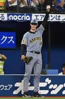 ４回、前川が勝ち越しの適時打を放ち喜ぶルーカス（撮影・堀内翔）