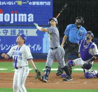 ８回、右越えソロを放つ佐藤輝（撮影・西岡正）
