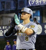 ８回、３０号ソロを放った佐藤輝はベンチ前で手を合わせる（撮影・山口登）
