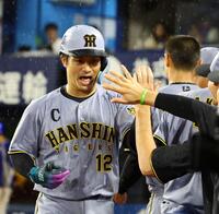 ９回、ソロを放ちナインに迎えられる坂本（撮影・山口登）