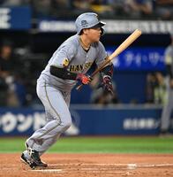 ４回、大山が右中間に二塁打を放つ（撮影・堀内翔）