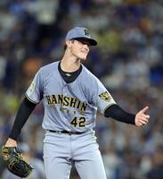 ３回、ルーカスは度会に四球を許し渋い表情を見せる（撮影・山口登）
