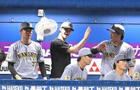 ９回、来日初勝利を挙げてベンチで喜ぶルーカス（撮影・堀内翔）