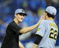 来日初勝利を飾ったルーカスは笑顔で藤川監督とタッチする（撮影・山口登）