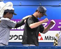 来日初勝利を挙げてルーカス（右）＝撮影・堀内翔