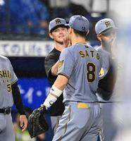 来日初勝利挙げて佐藤輝（８番）とタッチを交わすルーカス（撮影・堀内翔）
