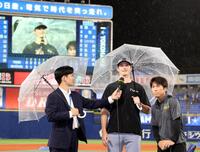 傘を差しヒーローインタビューを受けるルーカス（撮影・山口登）