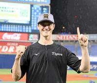 来日初勝利を飾り、笑顔でポーズを決めるルーカス（撮影・山口登）