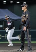 ６回、笹川（左）に満塁本塁打を浴びた岩貞（撮影・西田忠信）