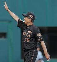 スタンドに手を振る平田２軍監督（撮影・西田忠信）