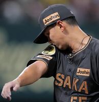 ５回に追加点を許し汗をぬぐう能登（撮影・西田忠信）