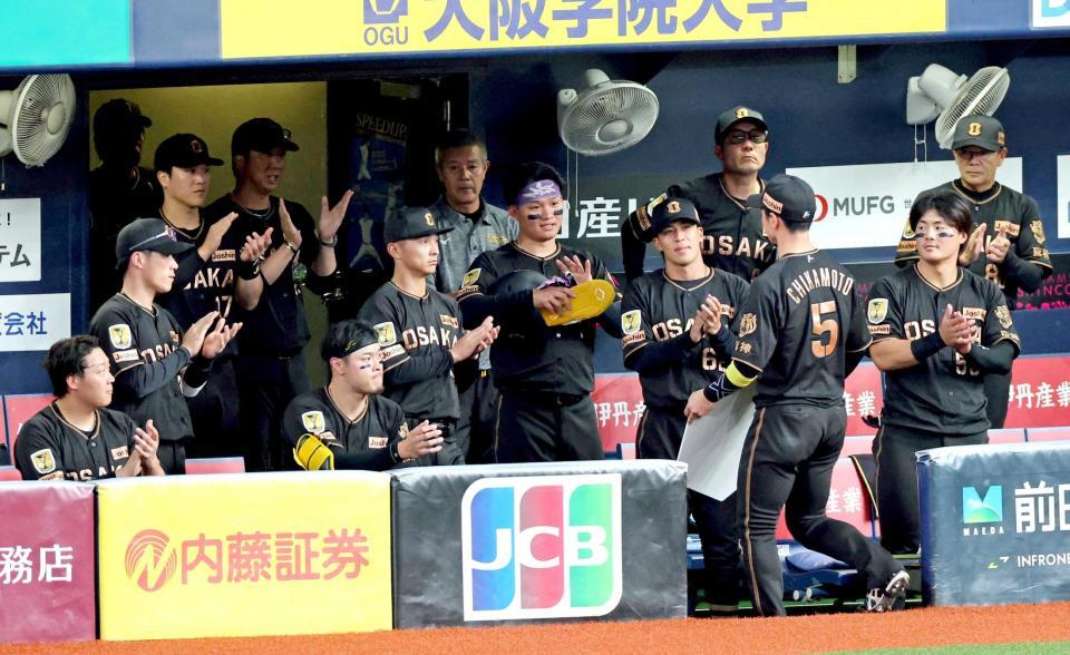 　近本（５）を祝福する阪神ナイン