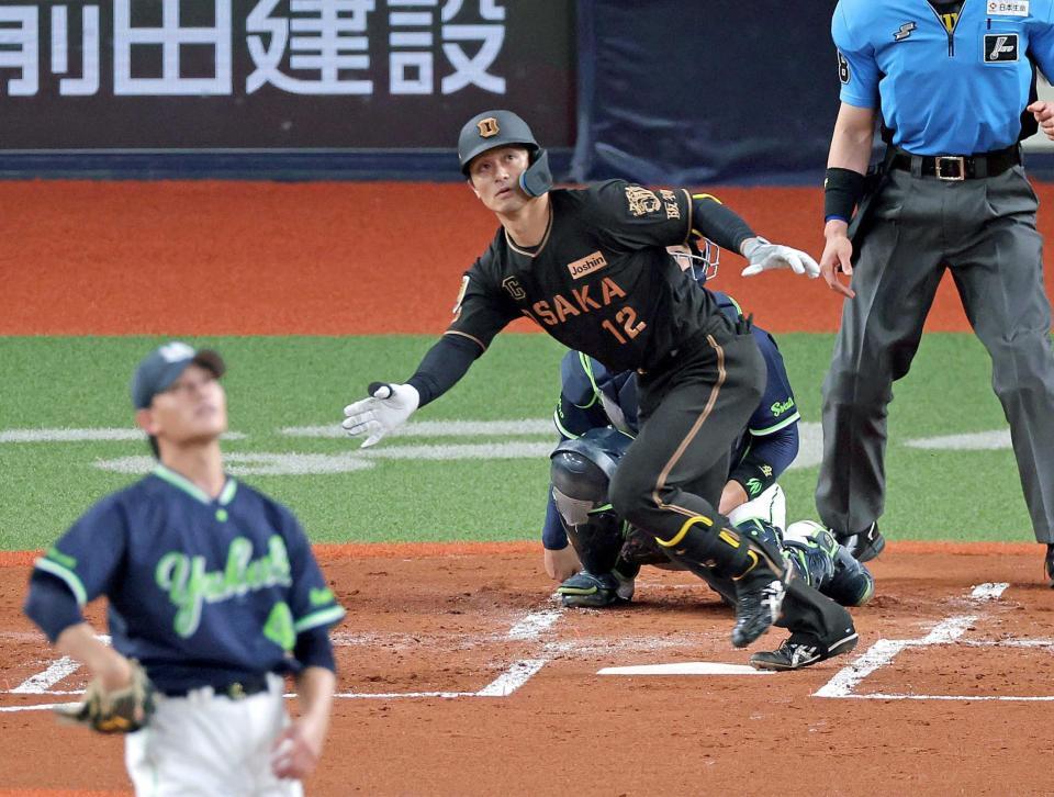 　２回、先制ソロを放つ坂本（撮影・立川洋一郎）