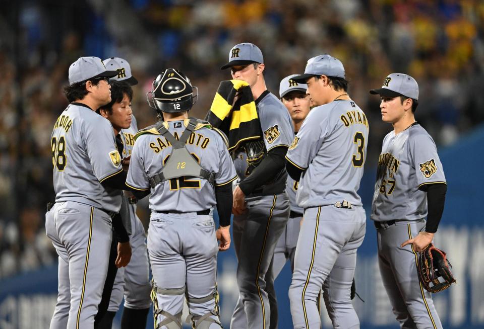 ３回途中、マウンドに集まった時に汗を拭うルーカス（中央）＝撮影・堀内翔