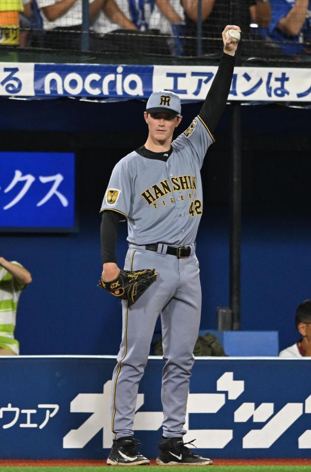 ４回、前川が勝ち越しの適時打を放ち喜ぶルーカス（撮影・堀内翔）